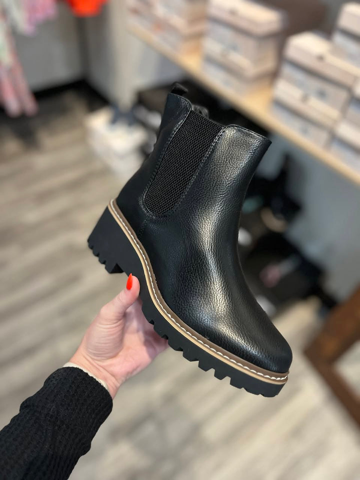 Black Slip On Round Toe Boots