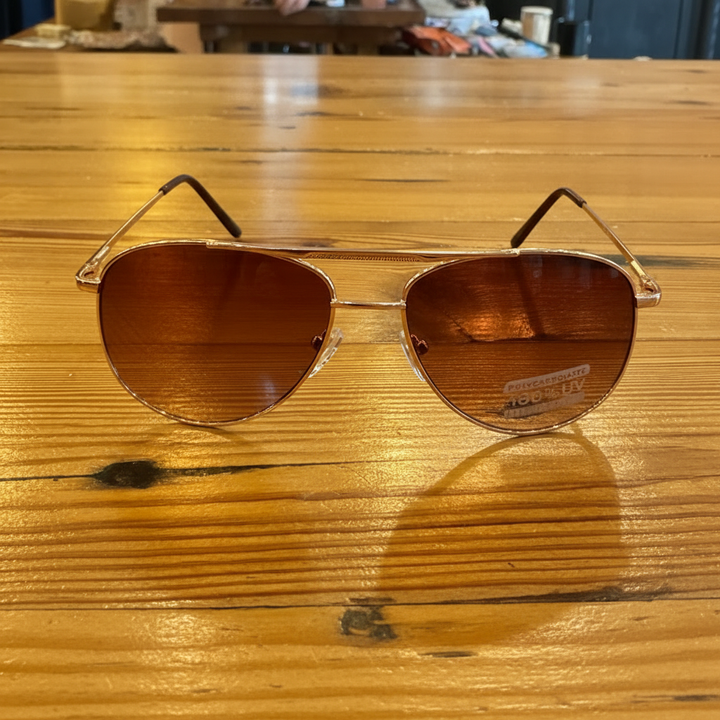 Gradient aviator sunglasses on wooden table