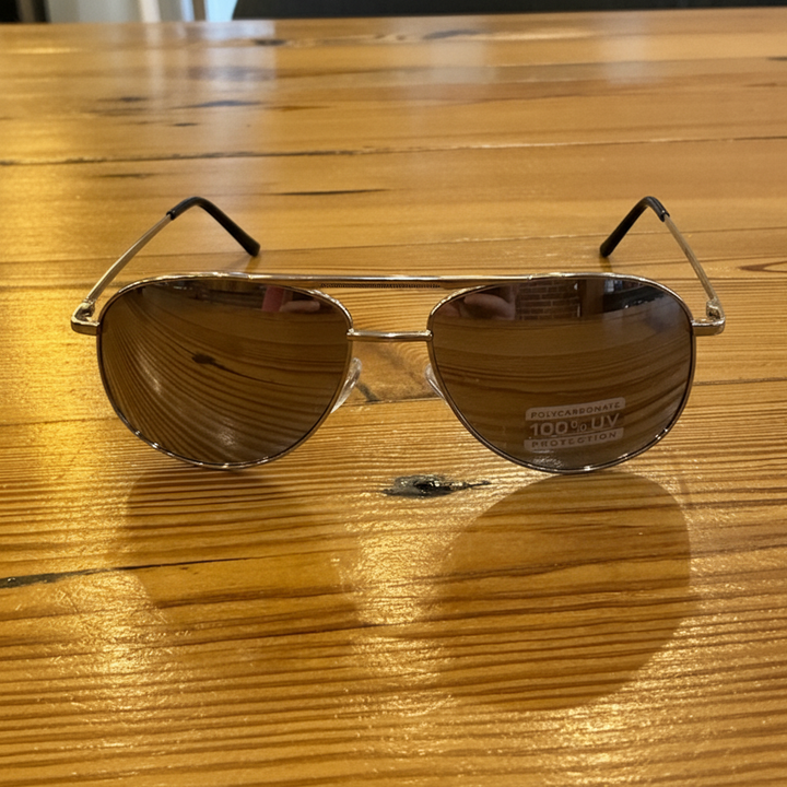 Medium aviator sunglasses side angle on wooden table – Elle &amp; Beck&