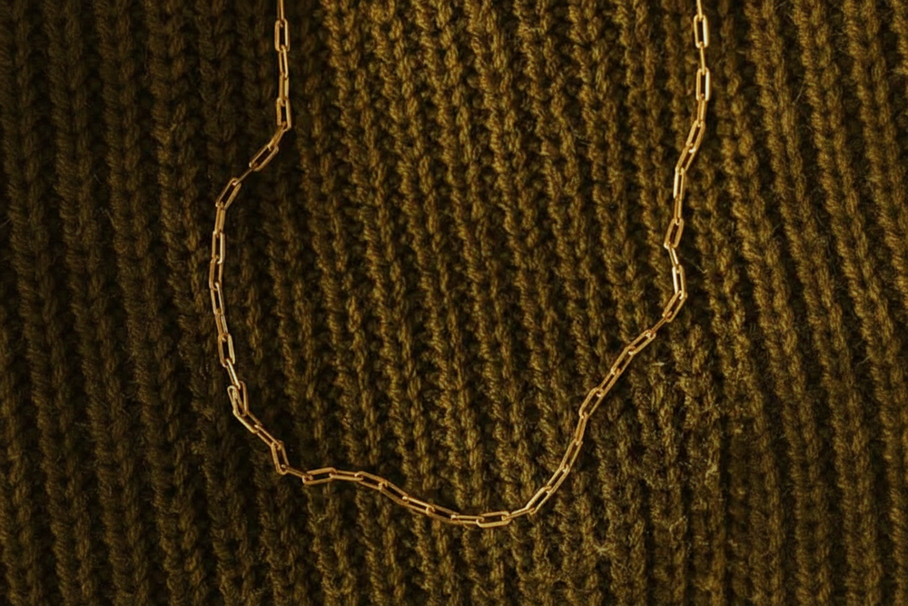 Paperclip chain on knit, enhanced clarity