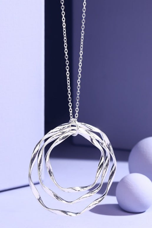 3-Layer Wavy Circle Pendant Necklace